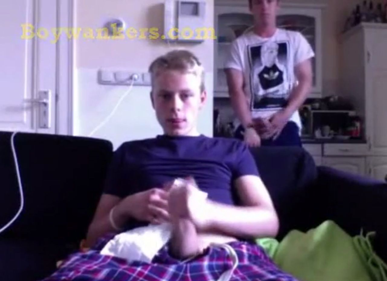 3 straight friends jerk off on cam.