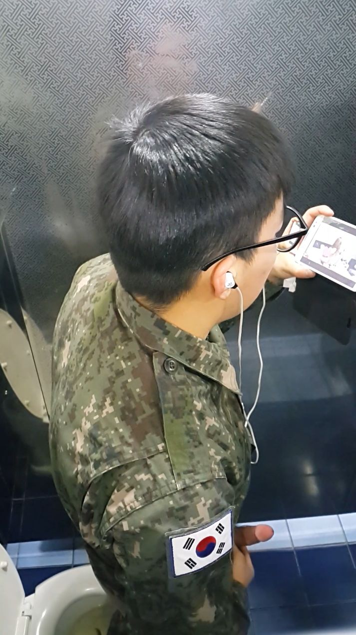 Kr soldier toilet spycam