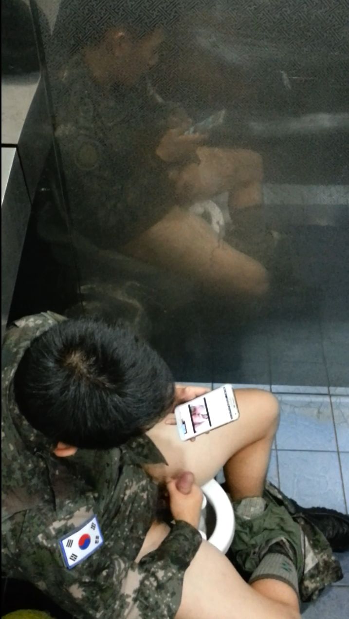 Kr soldier toilet spycam