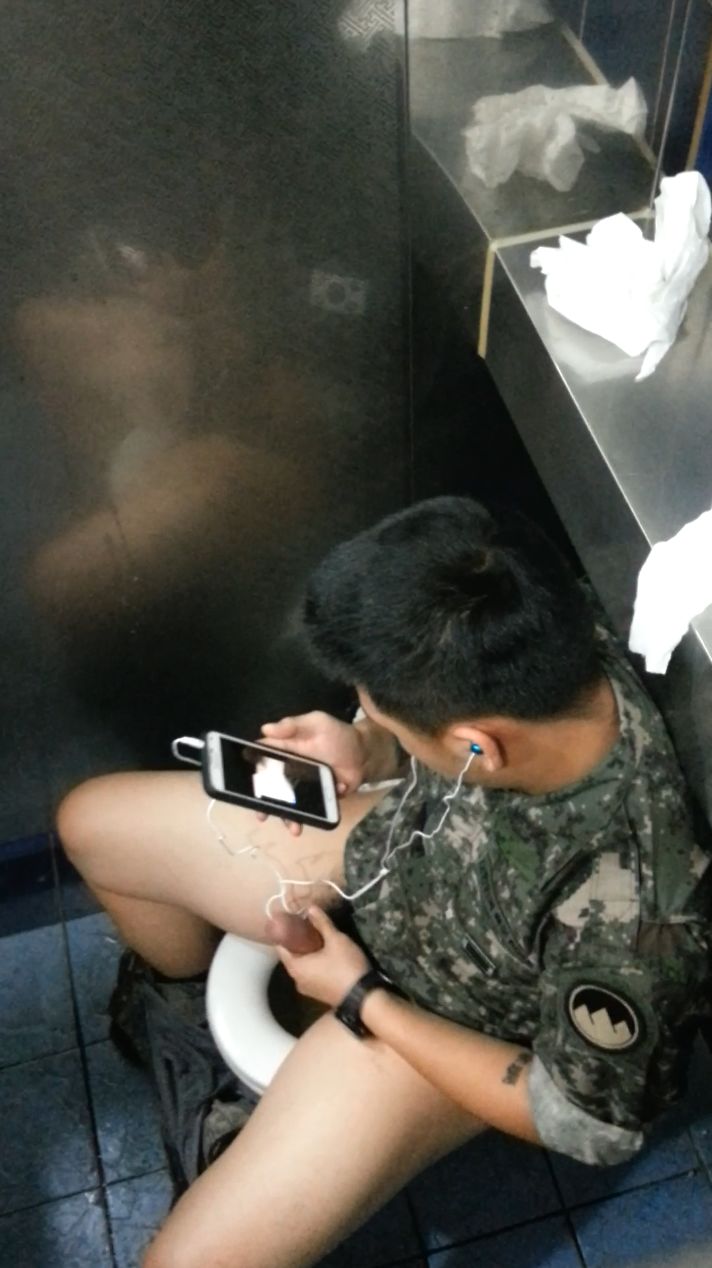 Kr soldier toilet spycam