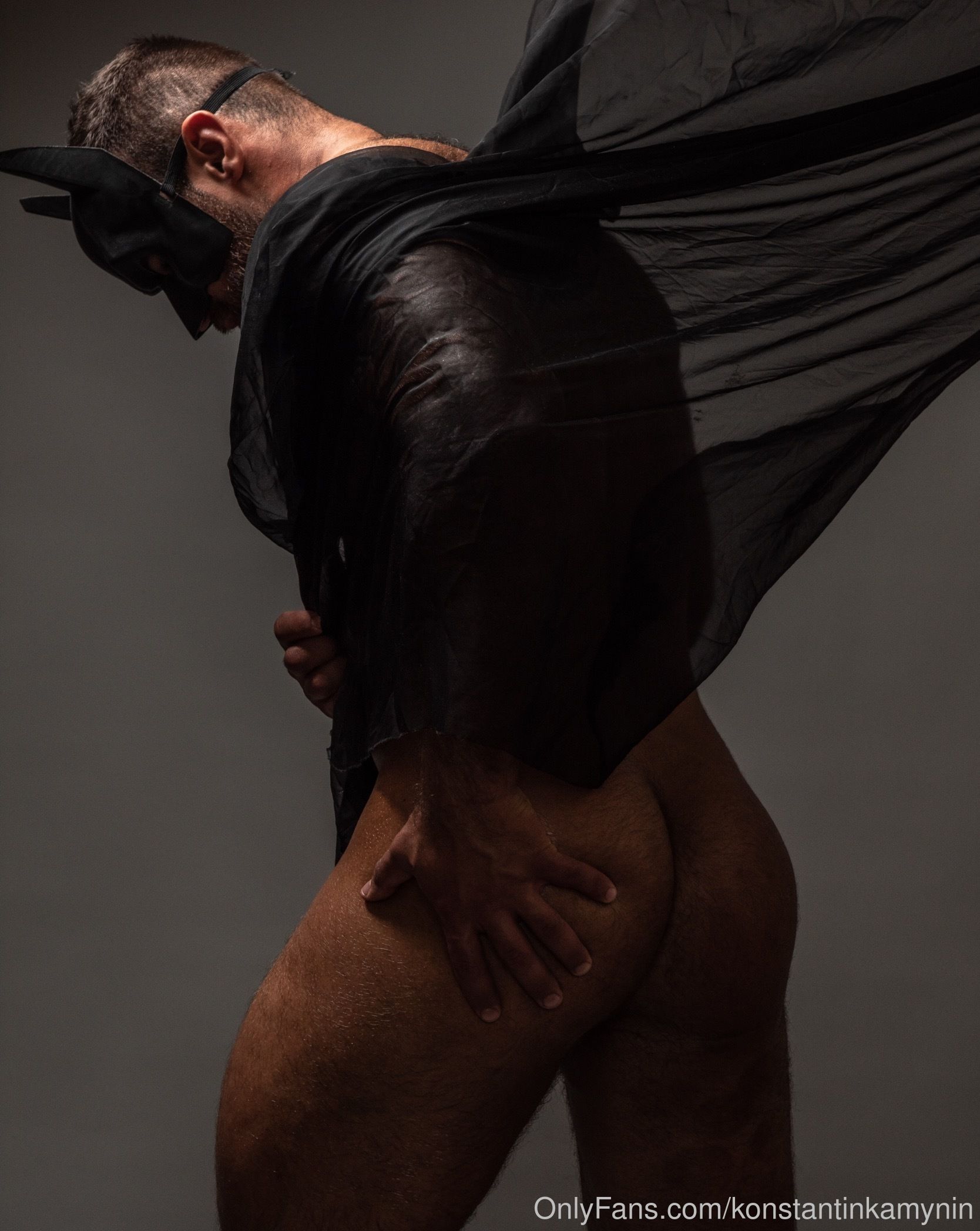 Konstantin Resch’s form bathed in dramatic light