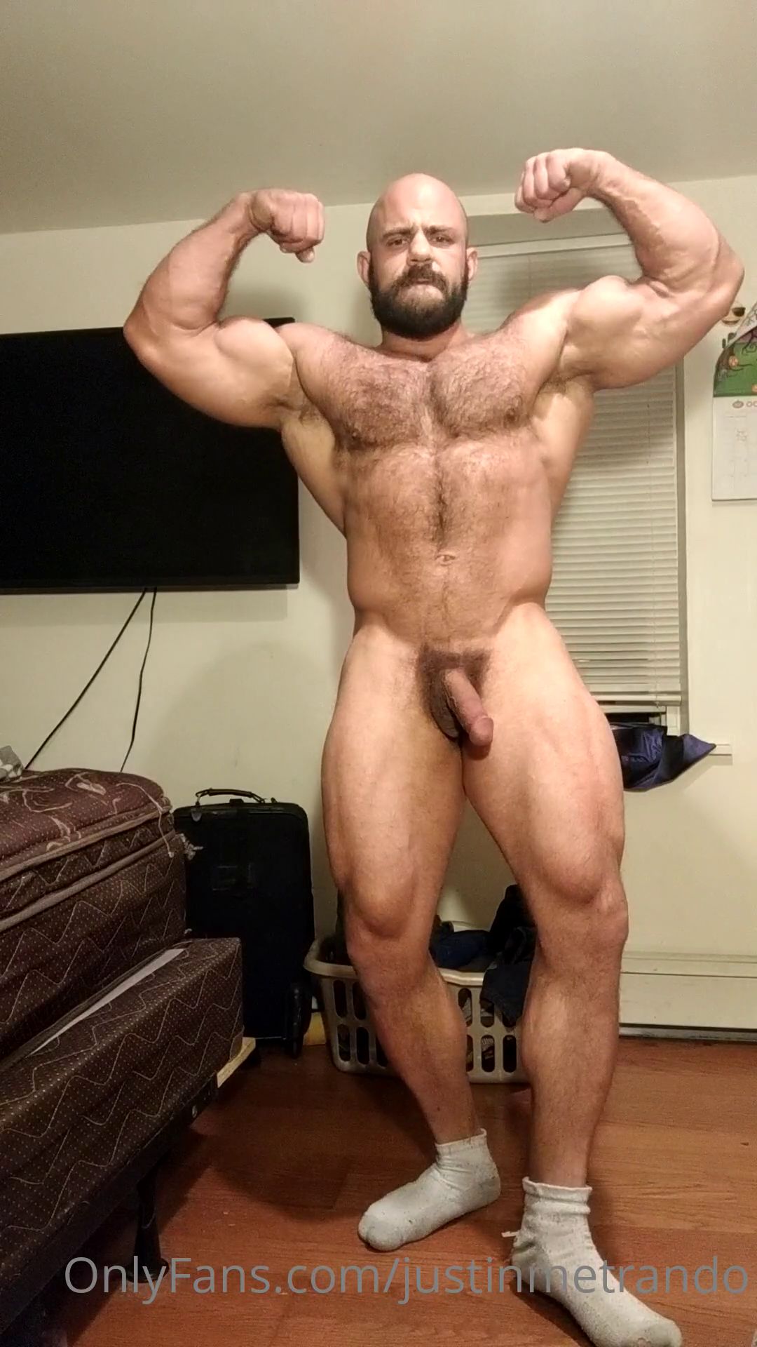 OnlyFans - Justin Metrando - Massive muscle bear bodybuilder naked flexing