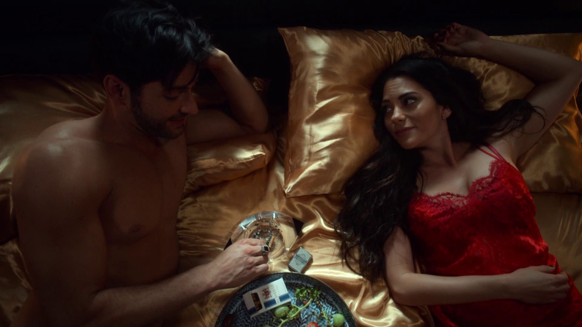 Tom Ellis naked and shirtless in Lucifer (1080p)